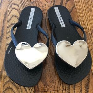 Toddler girls black heart flip flop sandals 10/11